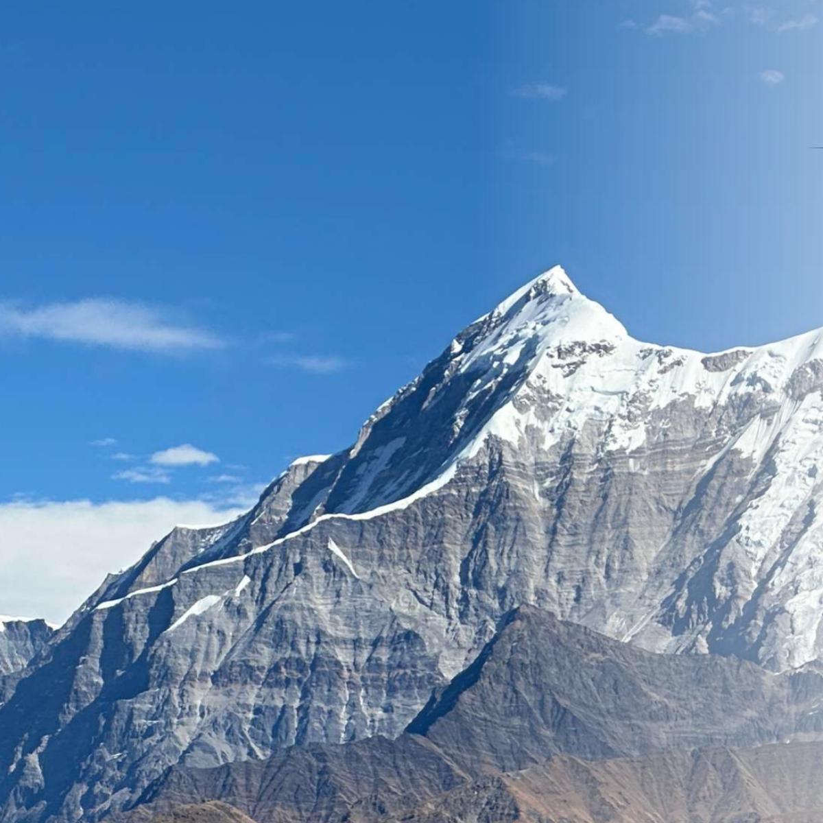 ROUTE 03 · Brahmatal 雪山稜線，Trisul 山景、冬季森林雪地、帳篷營地