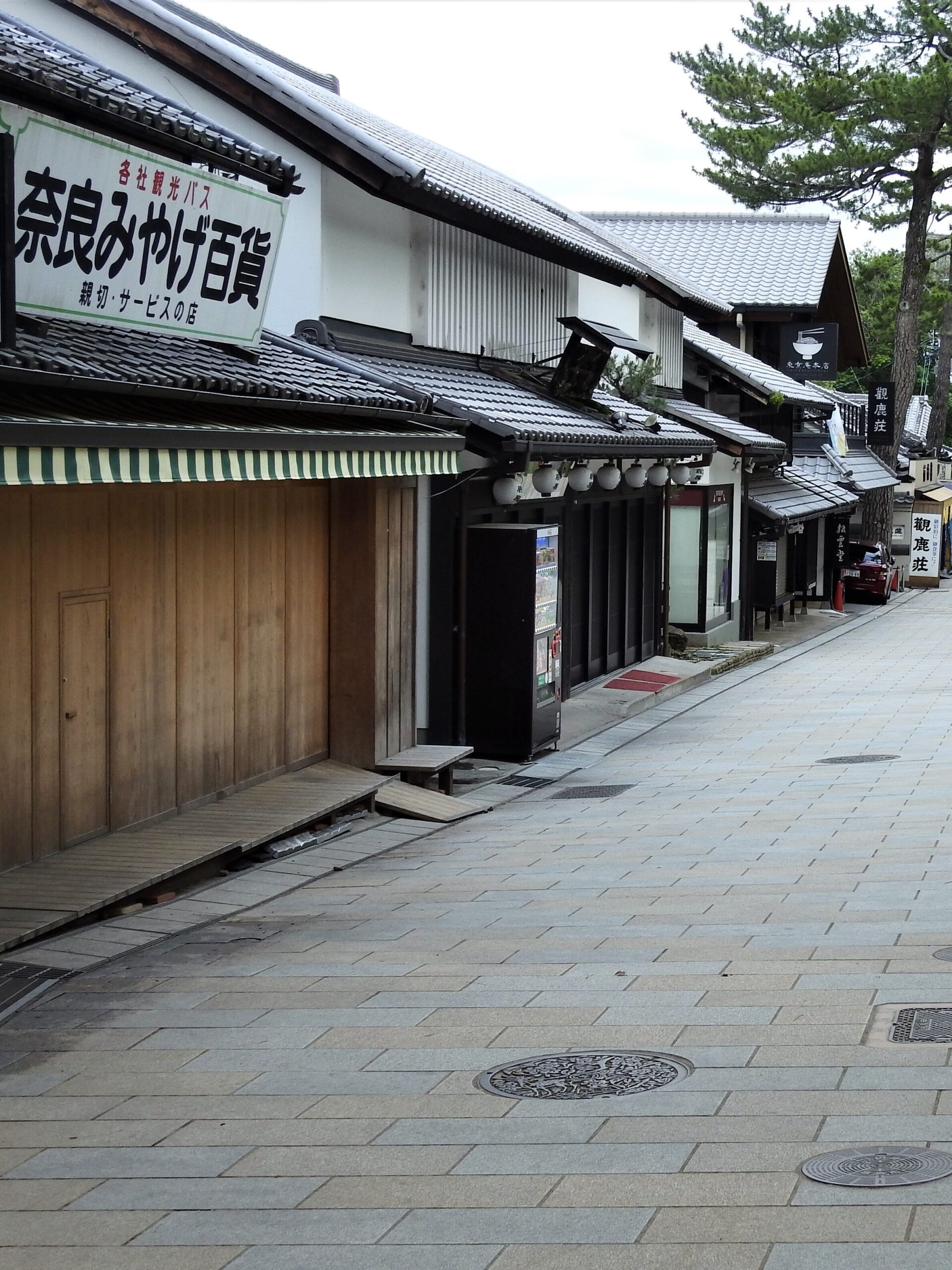KAN-NARA-01 · a narrow old-town lane, low wooden houses, almost no one — 3:4, 1200×1600