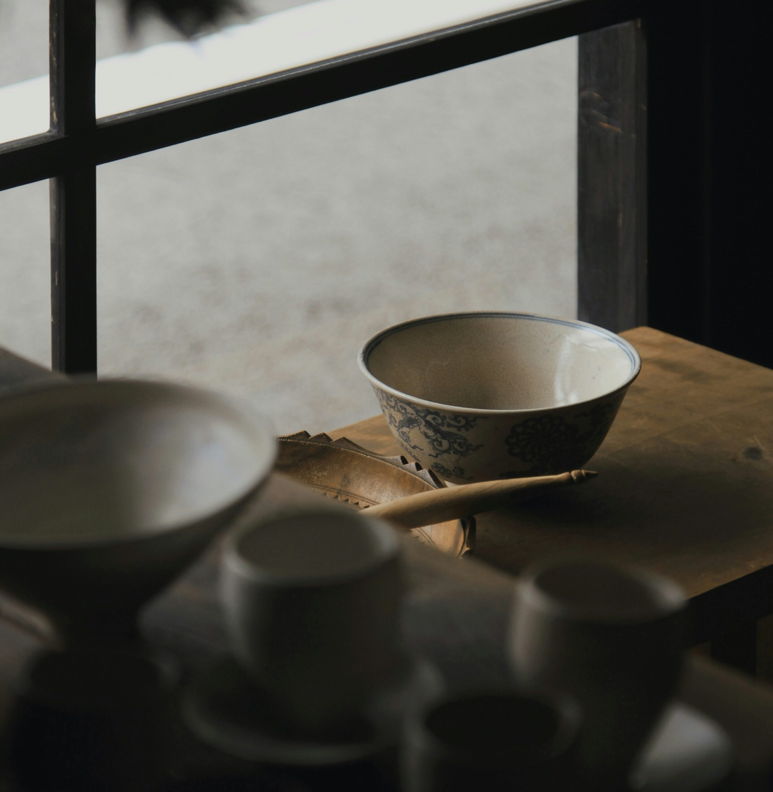 KAN-CRAFT-01 · a single ceramic bowl on a work table — 1:1, 1000×1000