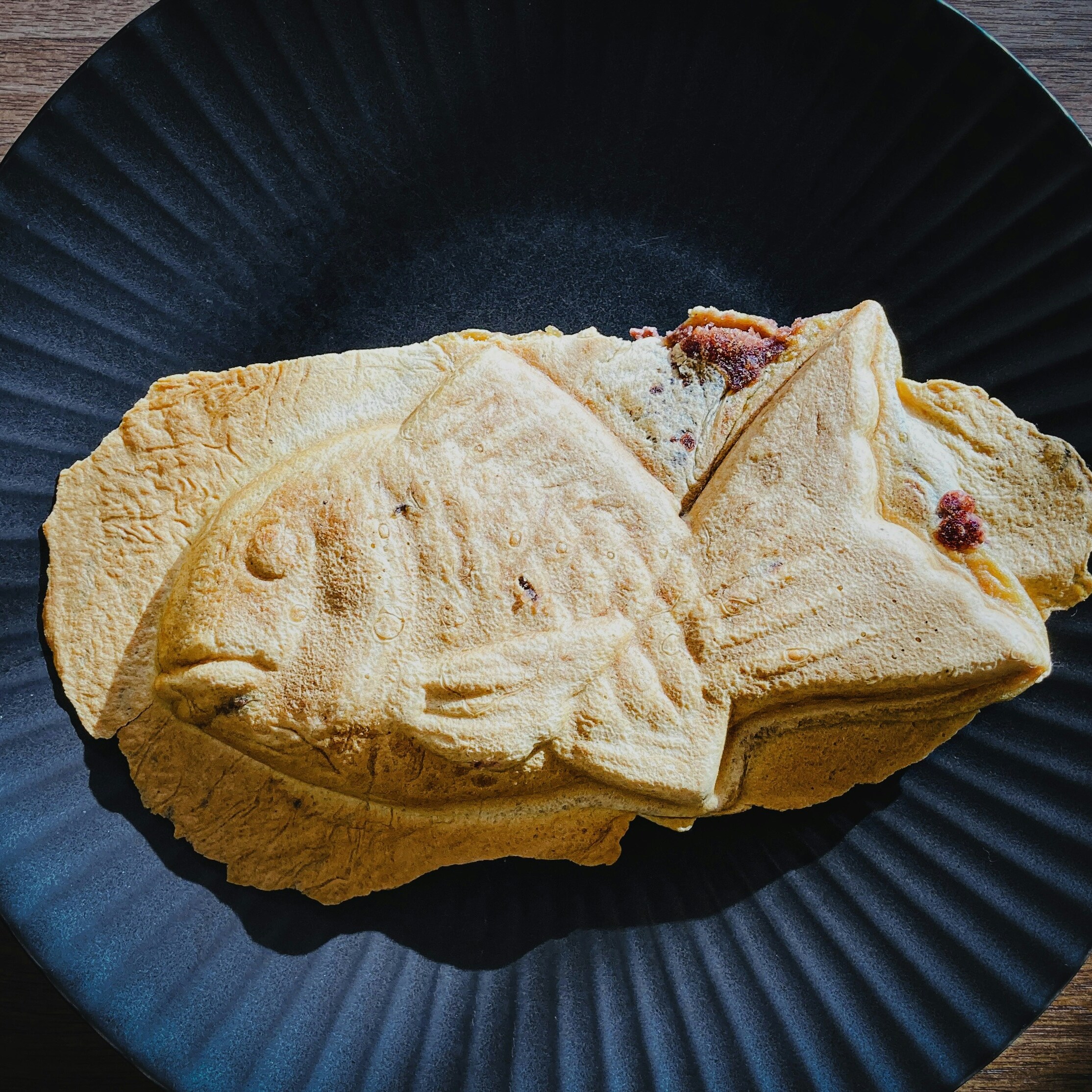 KAN-EAT-02 · a single wagashi on a plate — 1:1, 1000×1000