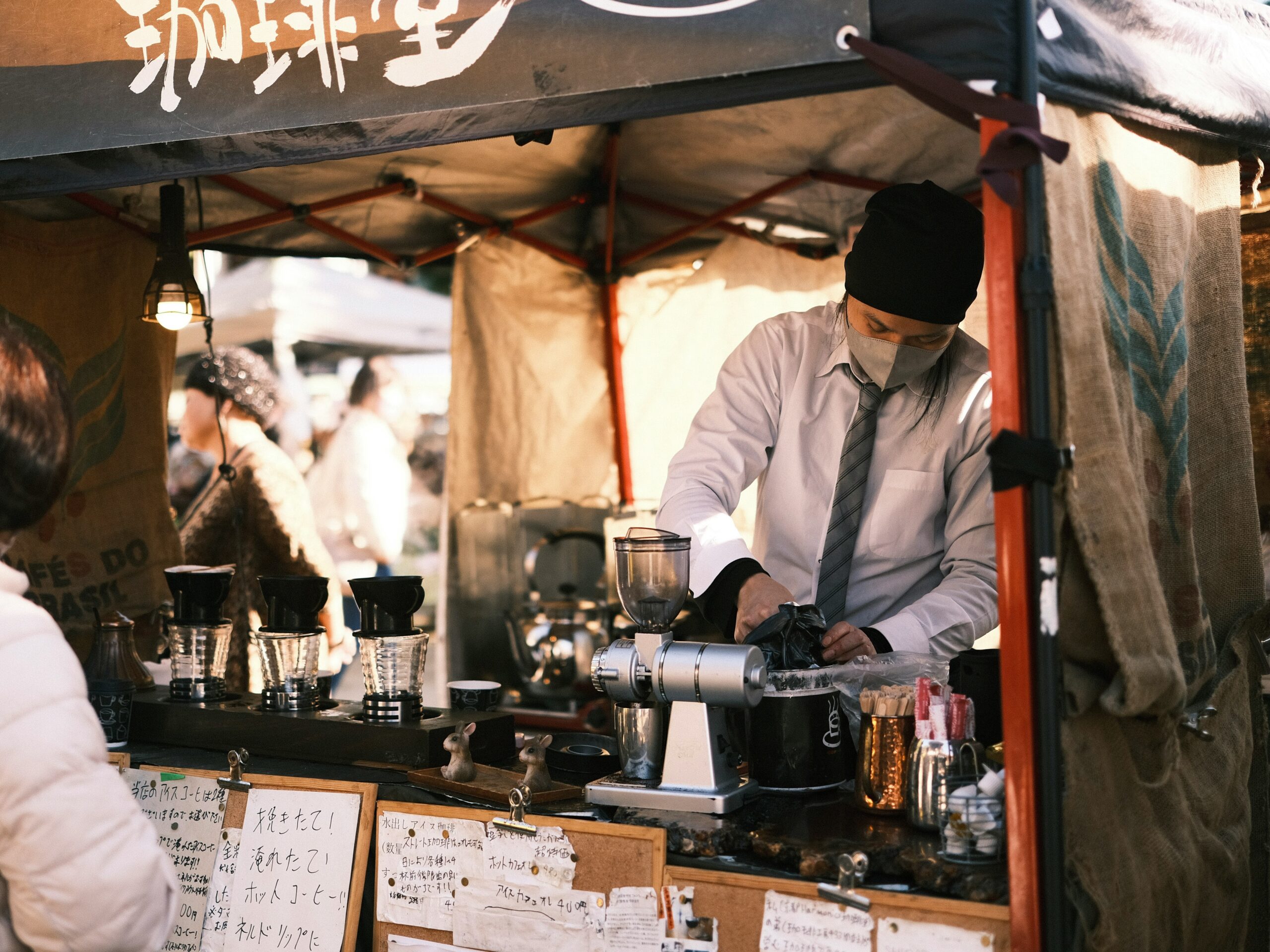KAN-EAT-04 · Kobe kissaten counter, coffee being poured — 4:3, 1600×1200