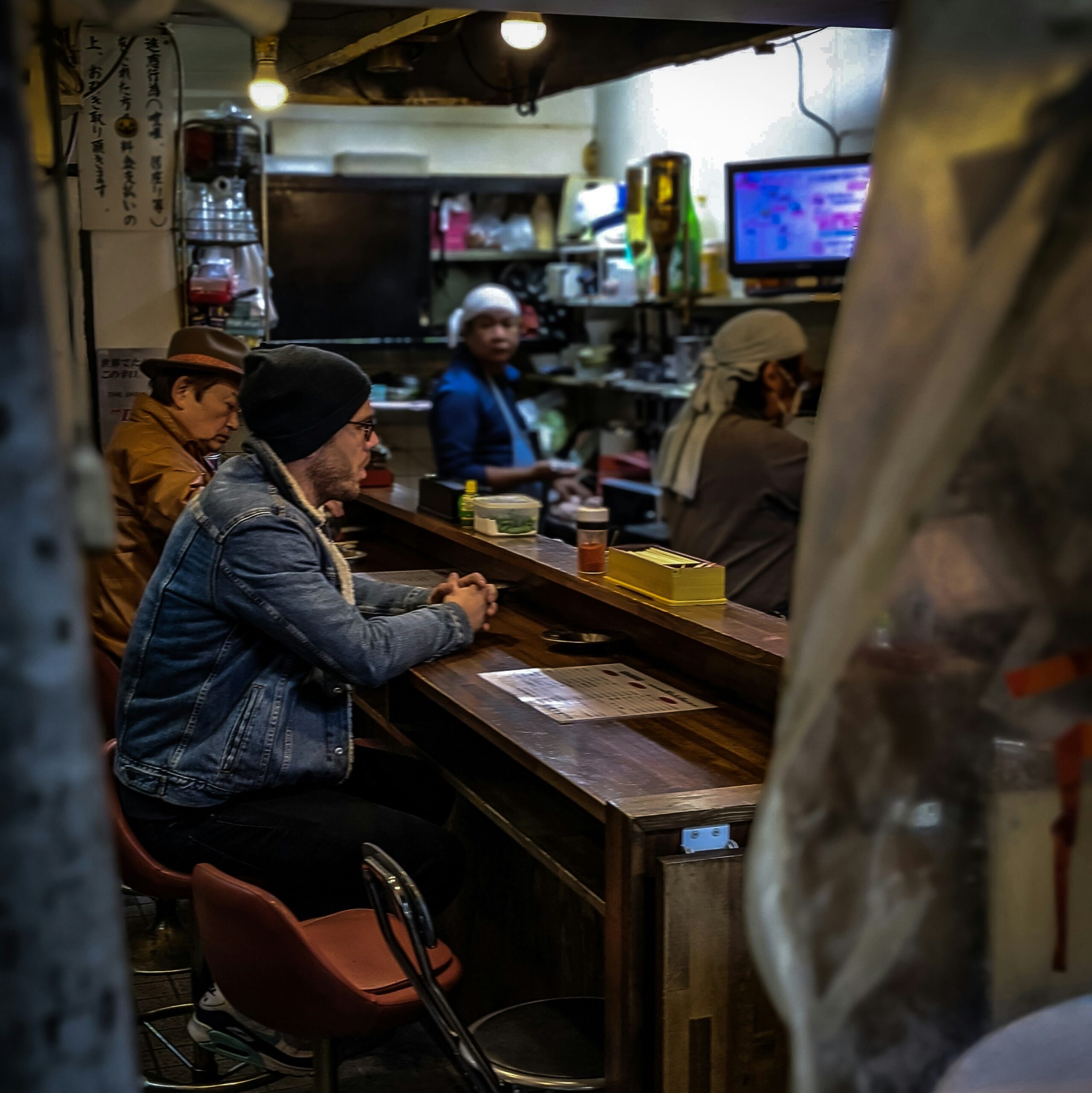 KAN-EAT-05 · a small counter restaurant, two seats — 1:1, 1000×1000