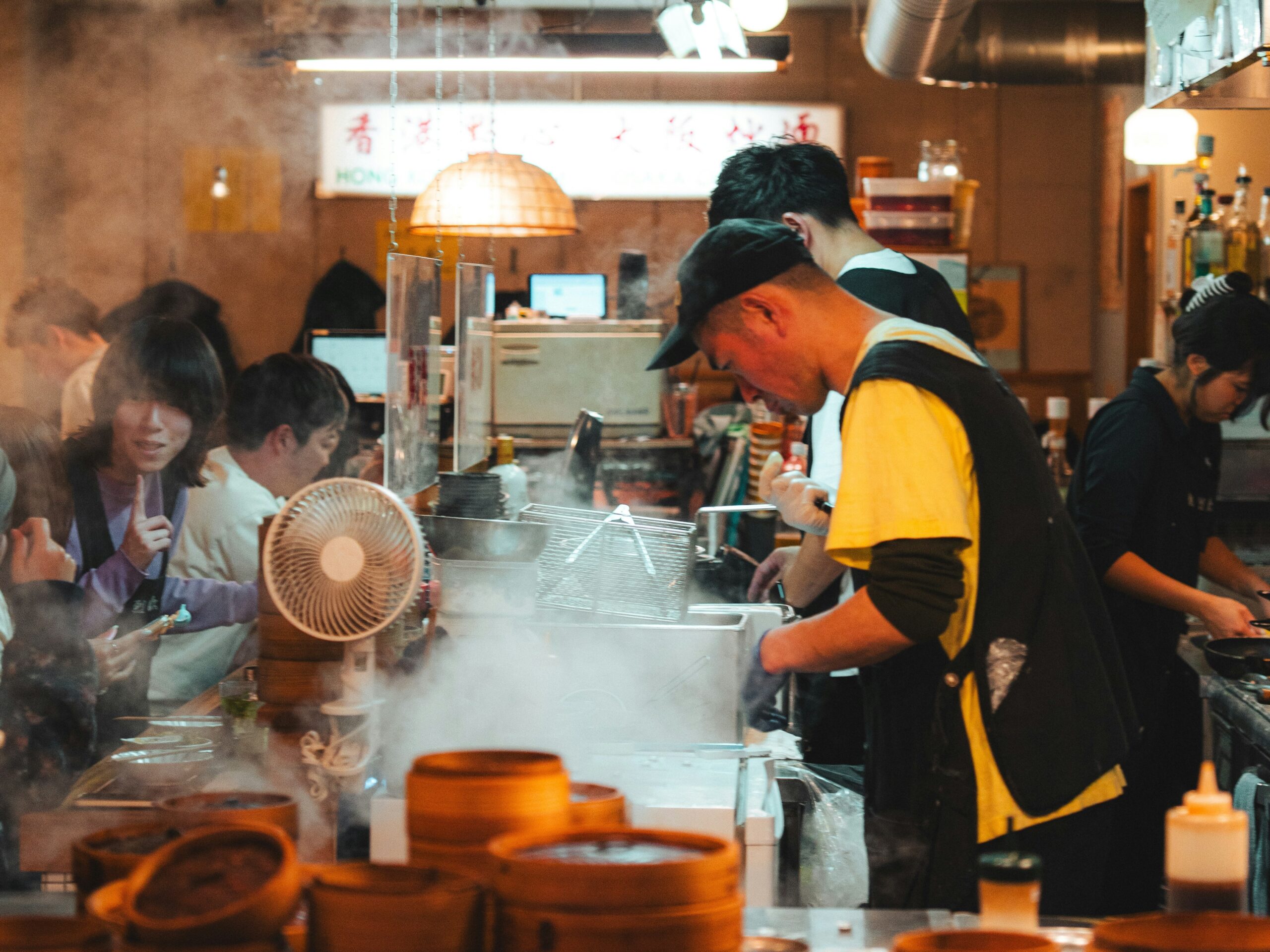 KAN-NIGHT-02 · counter restaurant, people talking to the chef — 4:3, 1600×1200