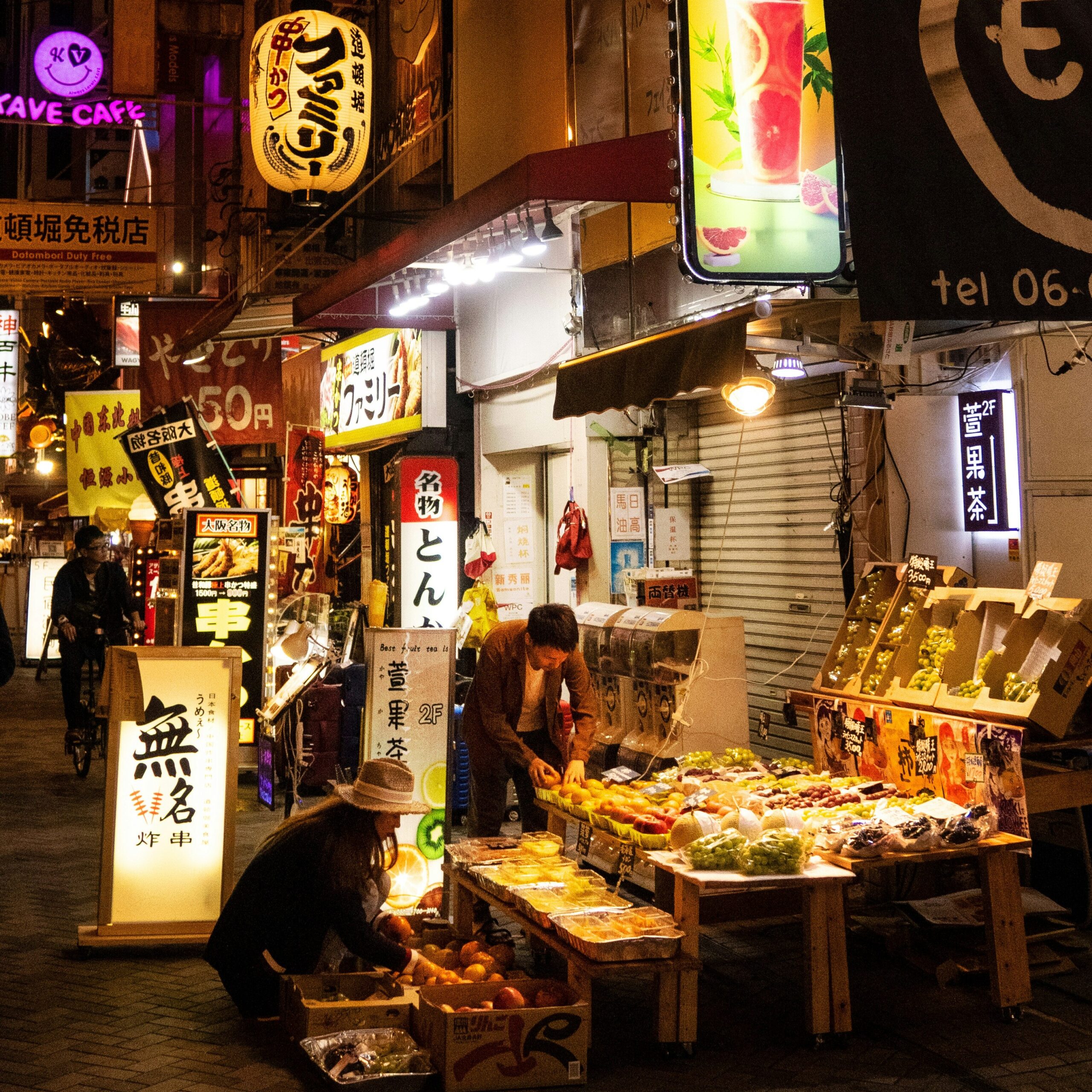 KAN-NIGHT-03 · a warm storefront seen from the street — 1:1, 1000×1000
