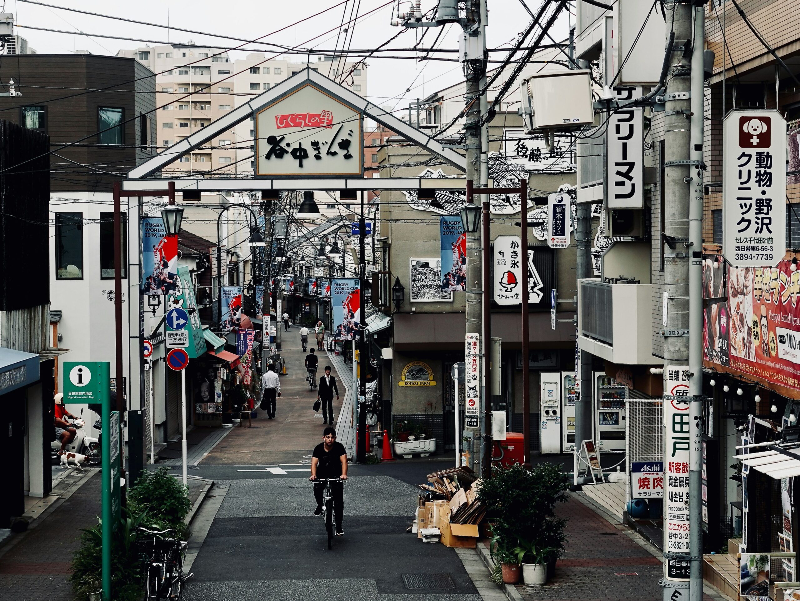 TOK-YANAKA-01 · old alley, temple wall, a cat — 4:3, 1400×1050