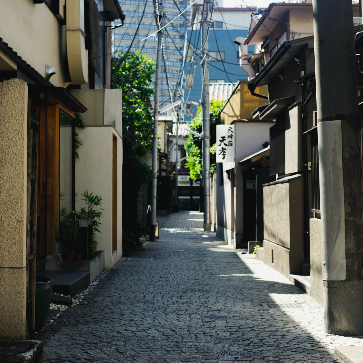 TOK-KAGURA-01 · stone slope with lanterns — 1:1, 900×900