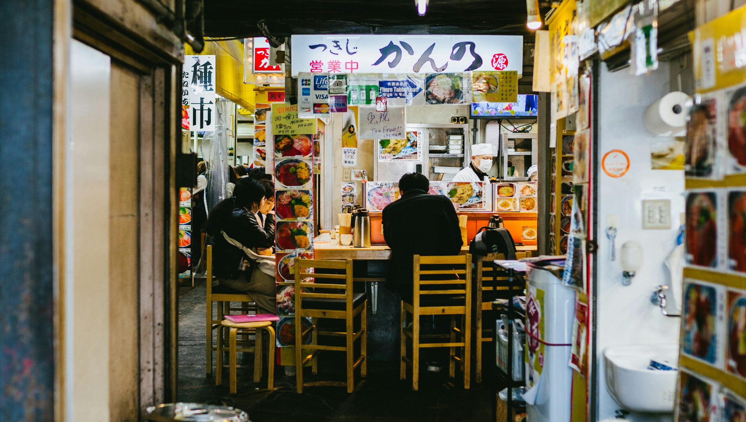 TOK-DAY-03 · an unbooked lunch counter seat — 16:9, 1600×900