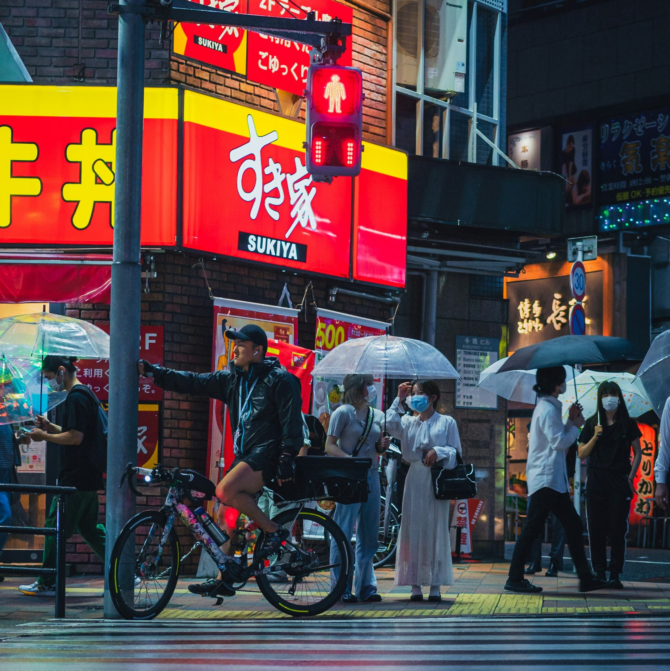 TOK-DETAIL-05 · clear umbrellas in rain — 1:1, 800×800
