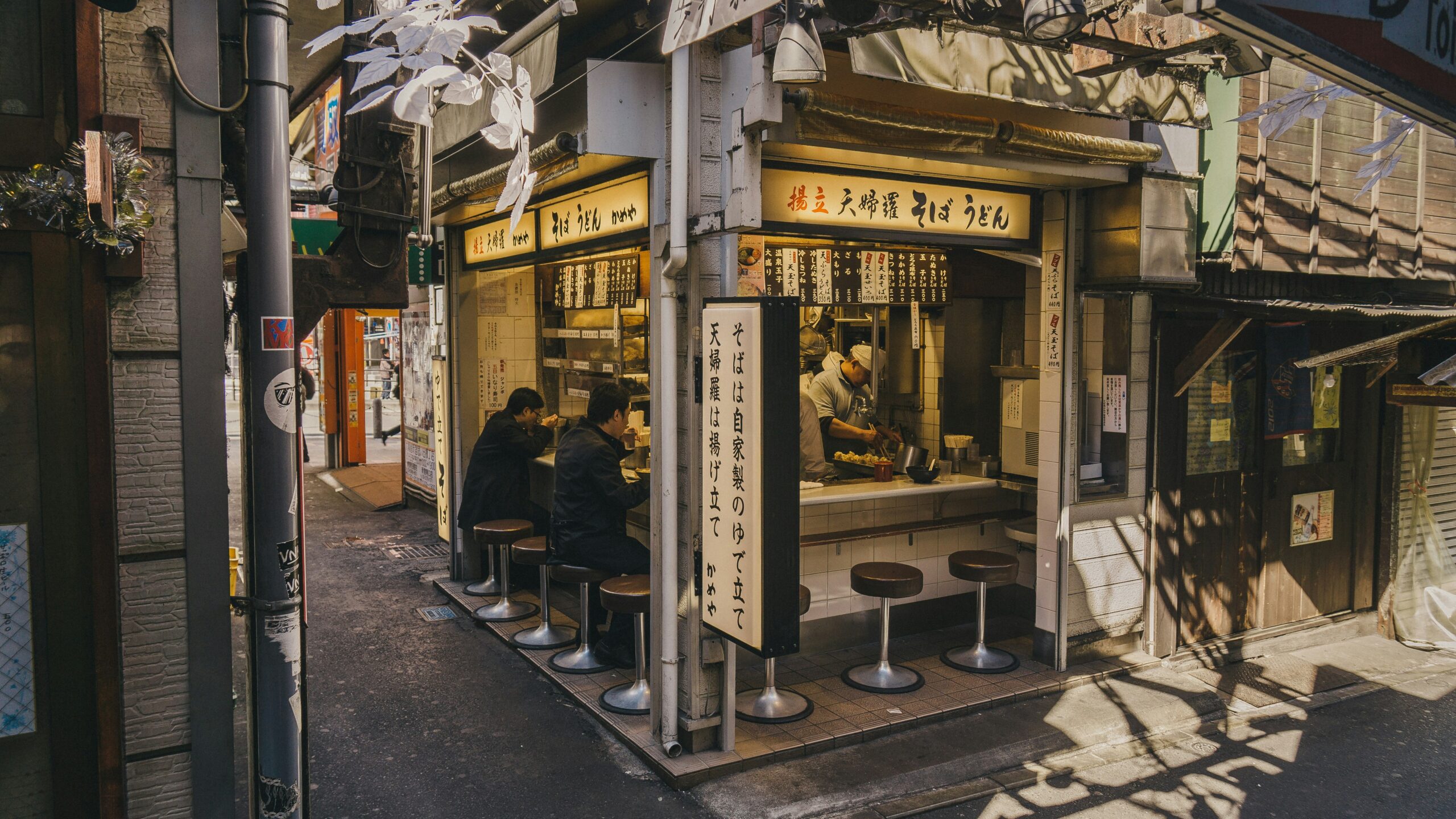 TOK-DETAIL-08 · second-floor shop sign — 16:9, 1200×675