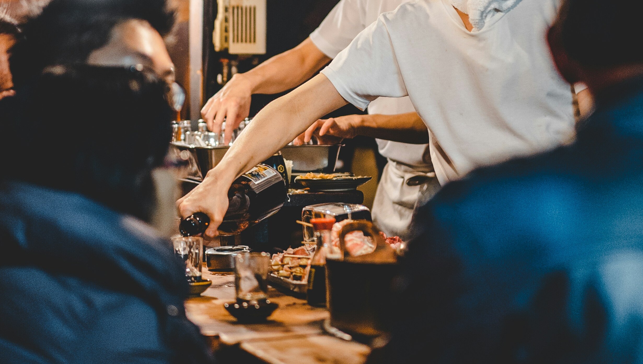 TOK-EAT-01 · izakaya counter close-up, late night — 16:9, 1600×900