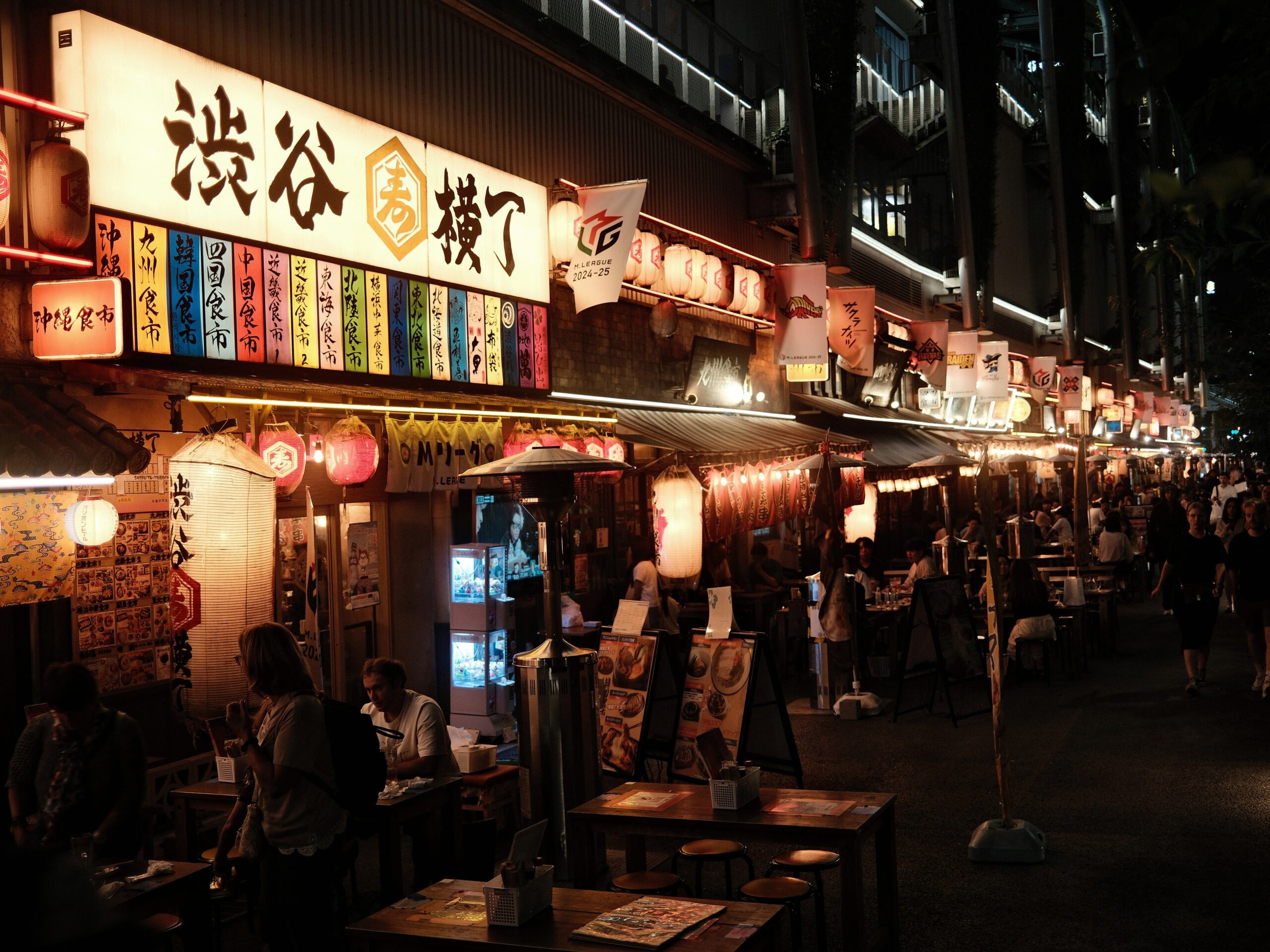 TOK-NIGHT-03 · late dinner under a railway arch — 4:3, 1400×1050