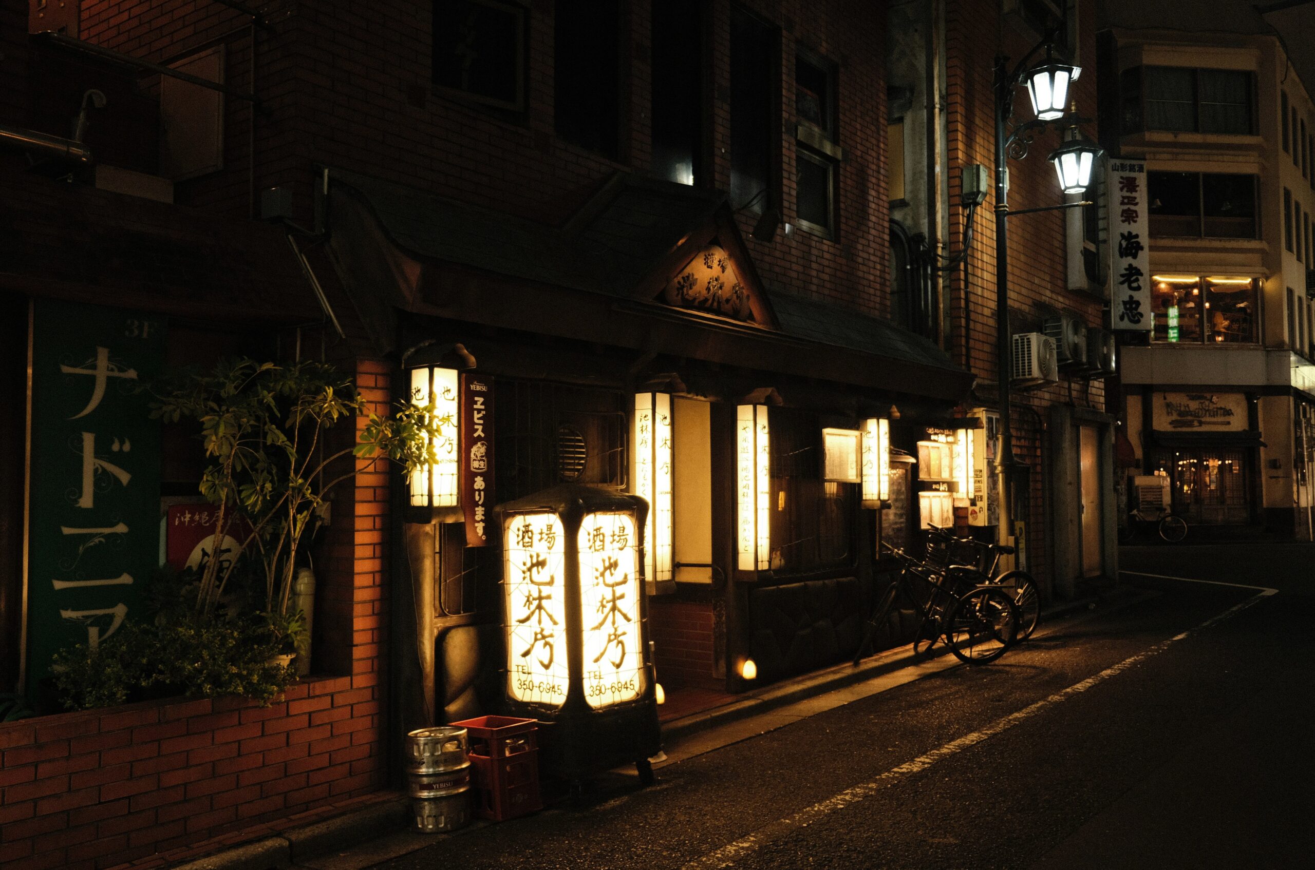 TOK-EDIT-03 · small izakaya doorway at night — 3:2, 1300×860