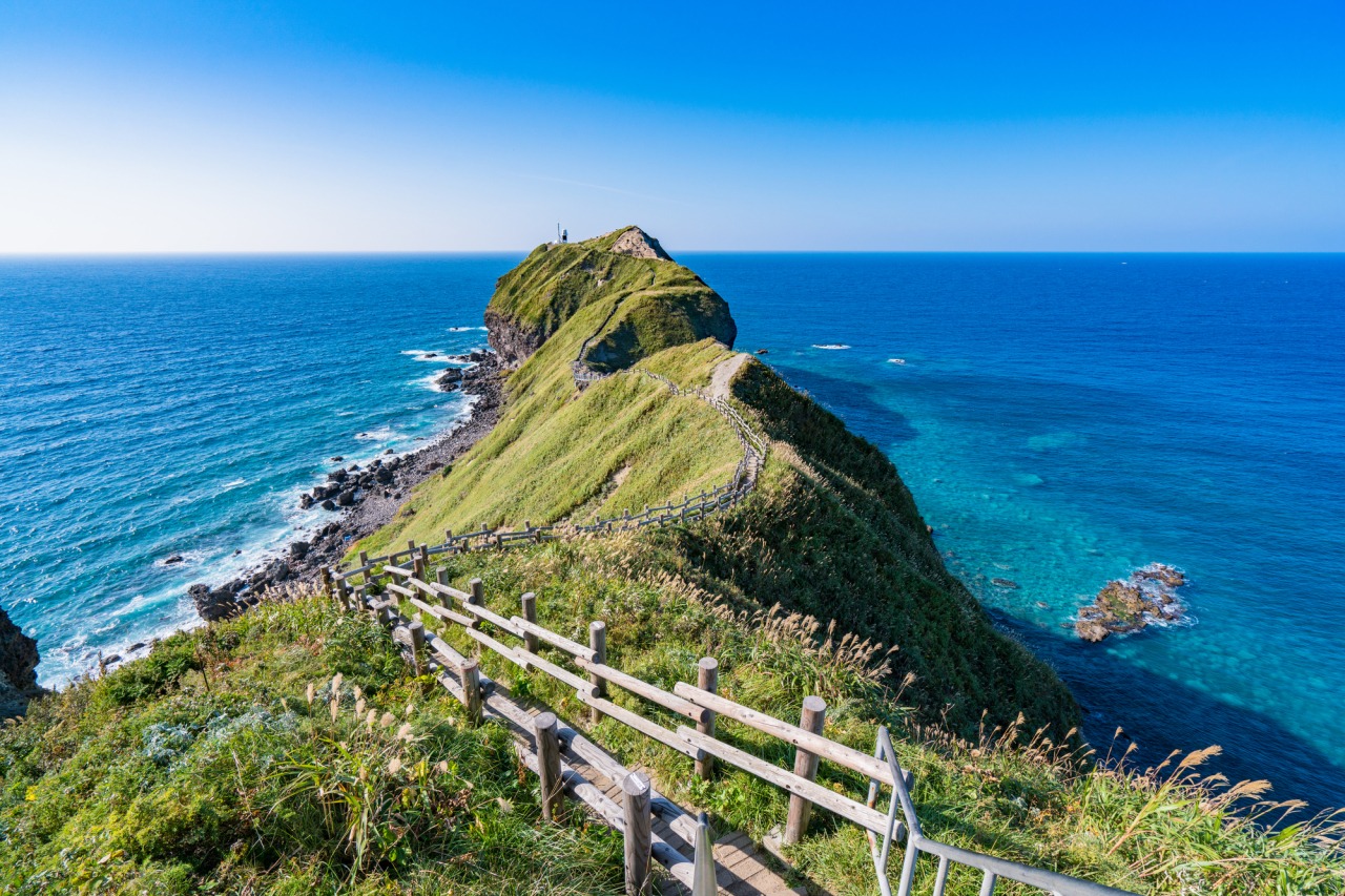 HOK2-ROUTE-01 · Cape Kamui ridge path over Shakotan blue sea, real photo — 4:3 · 1600×1200