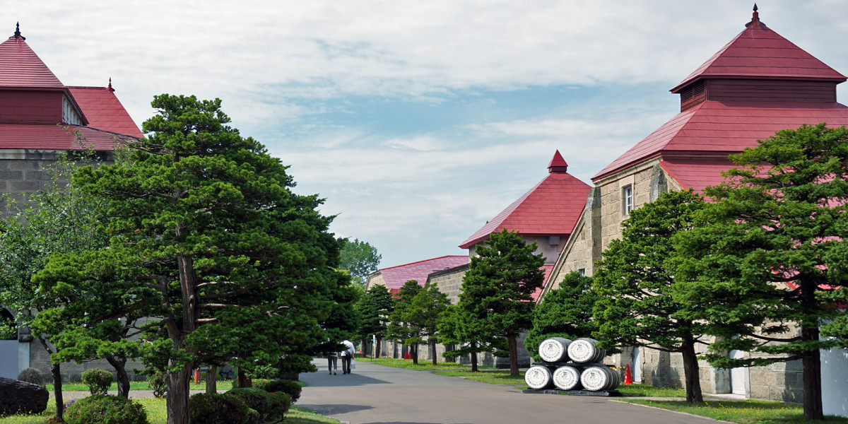 HOK2-ROUTE-02 · Otaru canal stone warehouses in morning light, real photo — 4:3 · 1600×1200
