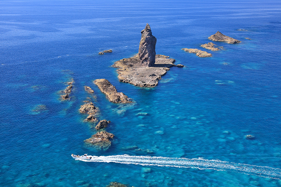 HOK2-SVC-02 · Shakotan coastal road from a car window, real photo — 4:3 · 1600×1200